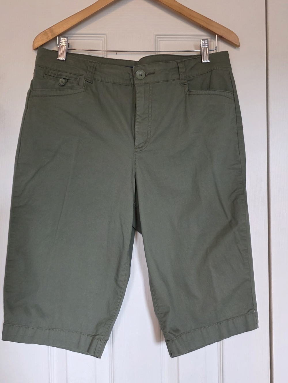 Bandolino Women's Olive Green Casual Knee Length Shorts